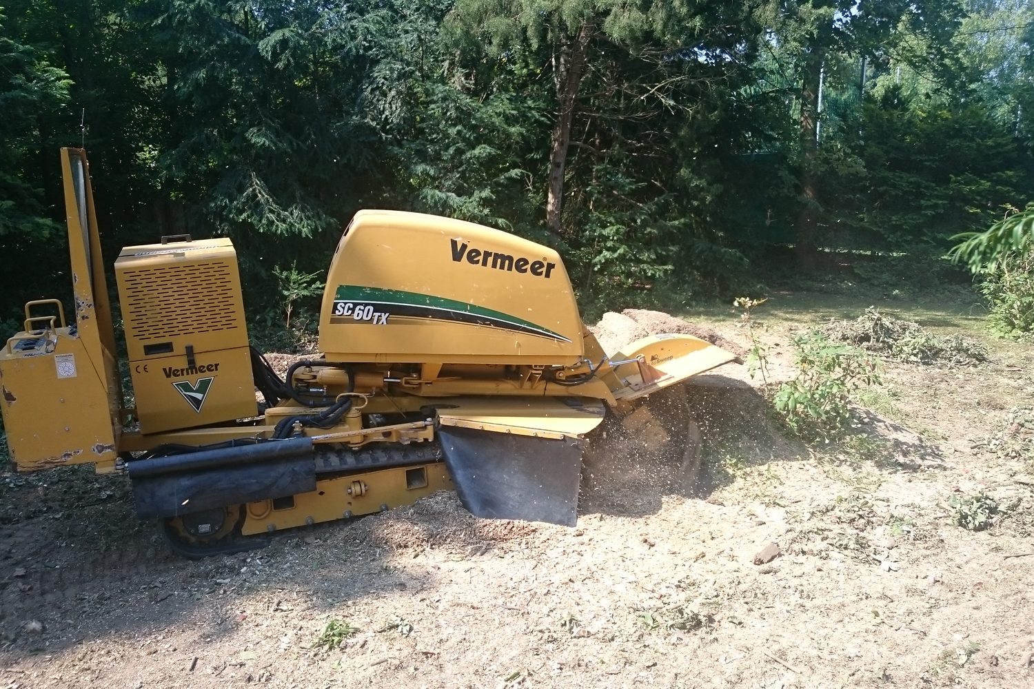 Stubbenfräse der Baumhilfe Leipzig im Einsatz auf einer Gartenfläche